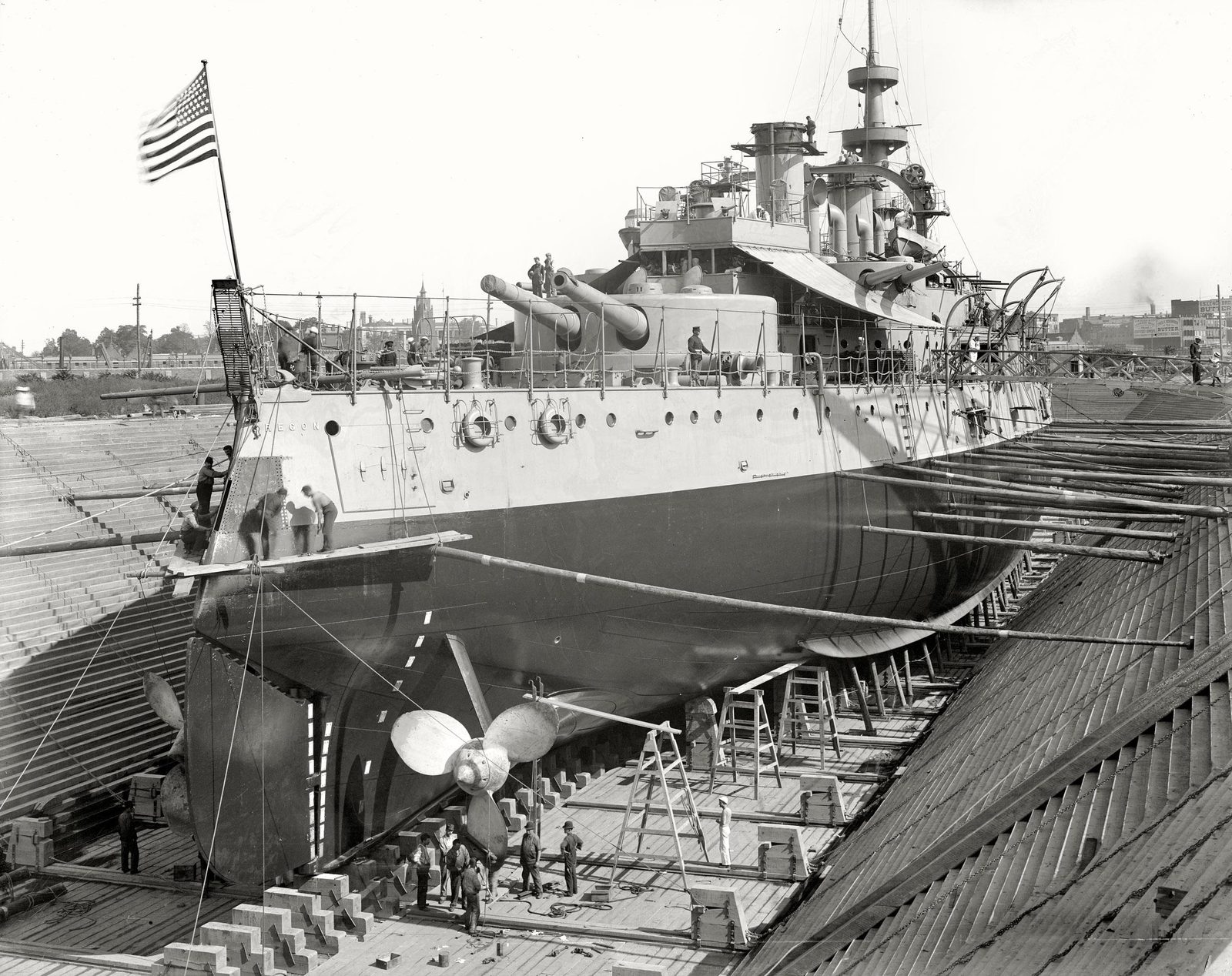 Броненосец USS Oregon в сухом доке, 1898 год, корпус на кильблоках